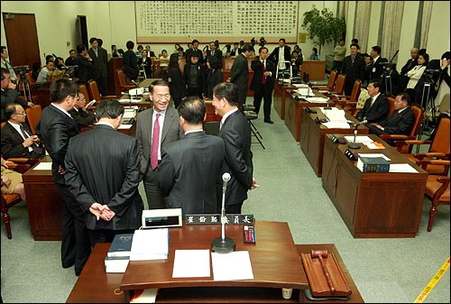 3일 밤 의사일정변경동의안을 놓고 논란이 벌어진 끝에 법사위가 정회되자, 법사위원이 아닌 의원들까지 법사위 회의장에서 담소를 나누고 있다. 